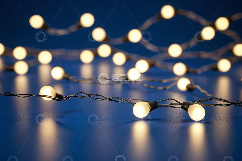 高清大图下载【趣麦麦图】蓝色背景上的发光串灯素材