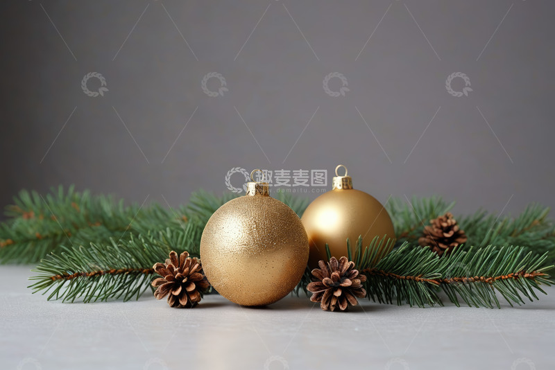 高清大图下载【趣麦麦图】圣诞装饰金色圆球与松枝