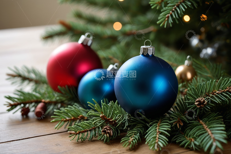 高清大图下载【趣麦麦图】圣诞装饰球与松枝