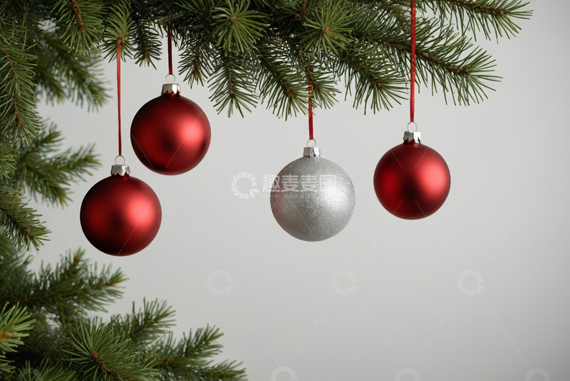 高清大图下载【趣麦麦图】圣诞树上的红色和银色装饰球