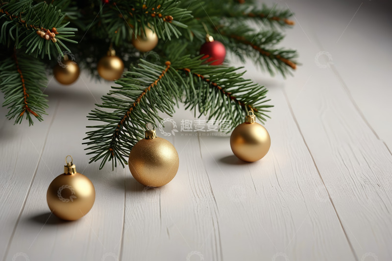 高清大图下载【趣麦麦图】圣诞装饰松枝与金色球摆件