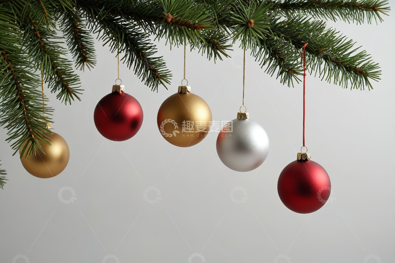 高清大图下载【趣麦麦图】圣诞装饰：松枝上的彩球