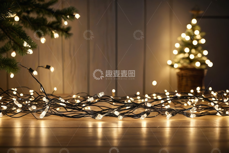 高清大图下载【趣麦麦图】室内圣诞装饰彩灯与小圣诞树