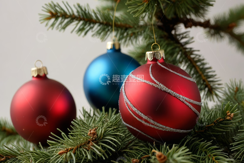 高清大图下载【趣麦麦图】圣诞树上的彩色装饰球