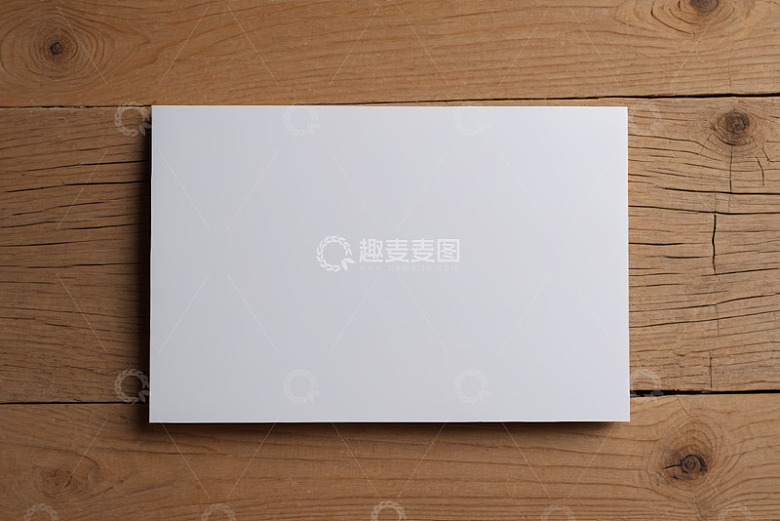 木质背景上的空白纸张