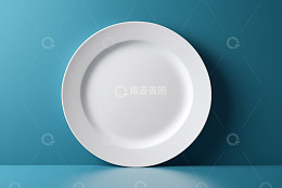 蓝色背景上的白色空盘子