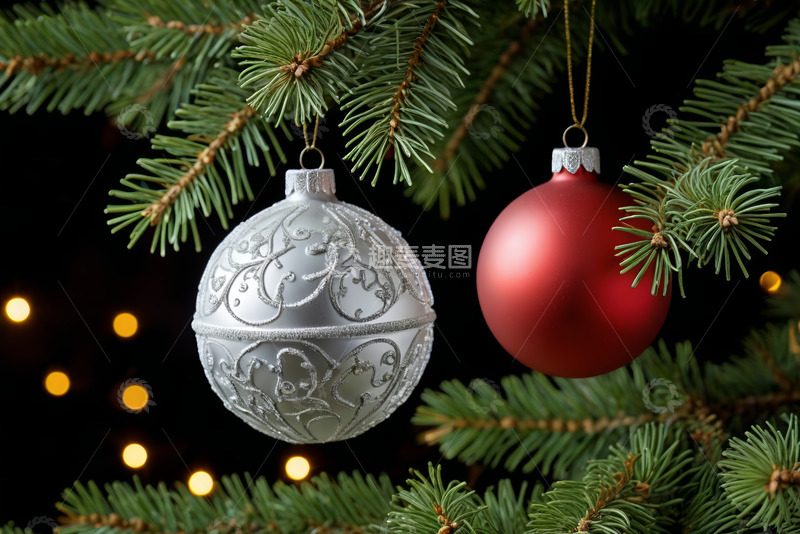 高清大图下载【趣麦麦图】圣诞树上的银色和红色装饰球