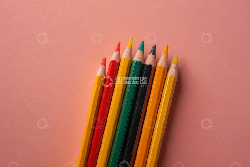 高清大图下载【趣麦麦图】彩色铅笔摆放在粉色背景上
