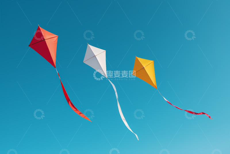高清大图下载【趣麦麦图】蓝天下三只彩色风筝飞行画面