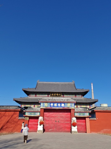 古刹红墙蓝天美景