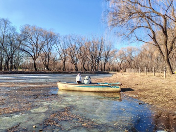 冬日湖面小船风光摄影