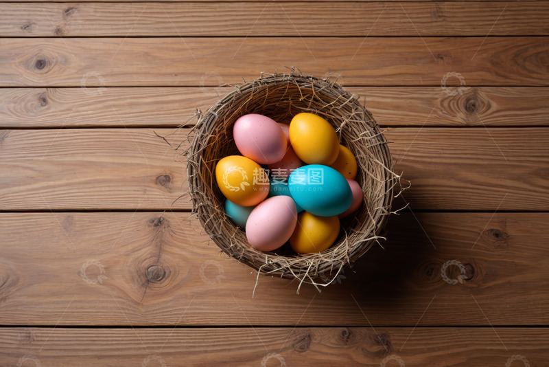 高清大图下载【趣麦麦图】木桌上鸟巢内的彩色装饰鸡蛋