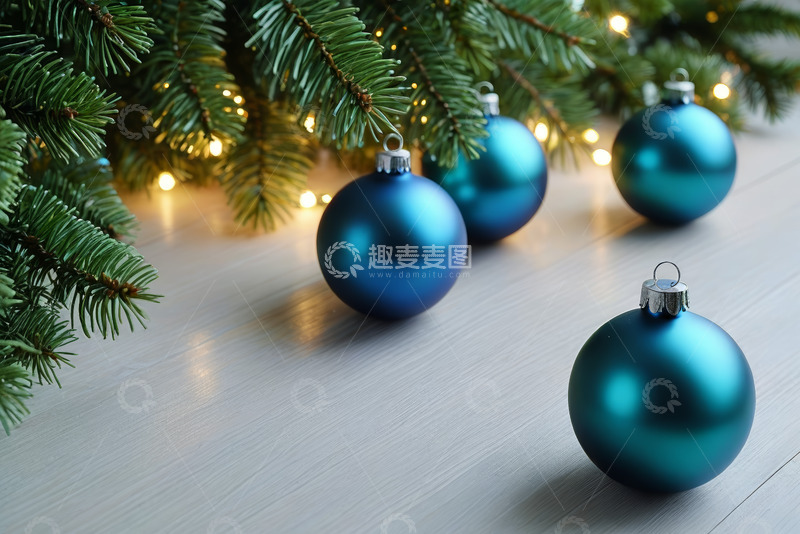 高清大图下载【趣麦麦图】圣诞装饰蓝色彩球与松枝