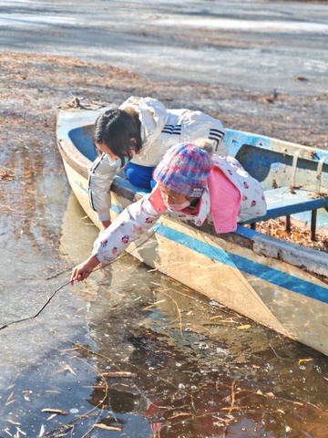 儿童戏水小船岸边玩耍