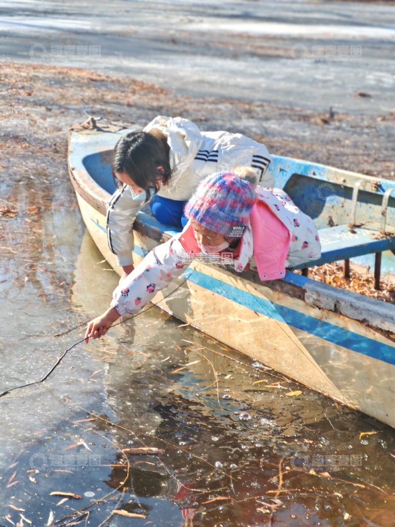 高清大图下载【趣麦麦图】儿童戏水小船岸边玩耍