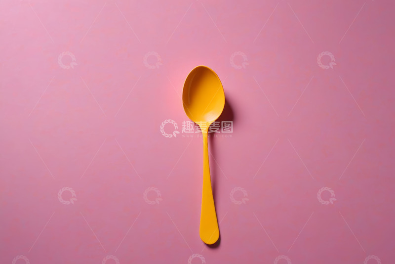 高清大图下载【趣麦麦图】粉色背景上的黄色勺子特写