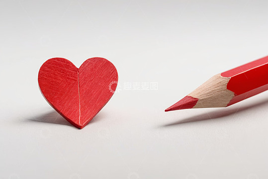 红色铅笔与心形摆件素材