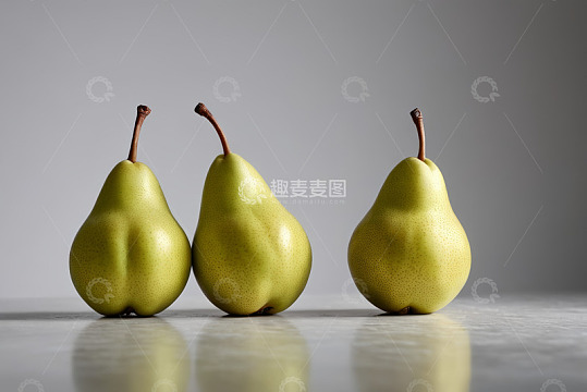三颗黄绿色梨子静物特写
