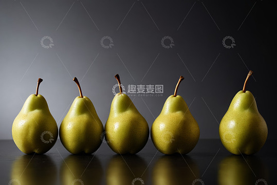 五只排列整齐的黄绿色梨子