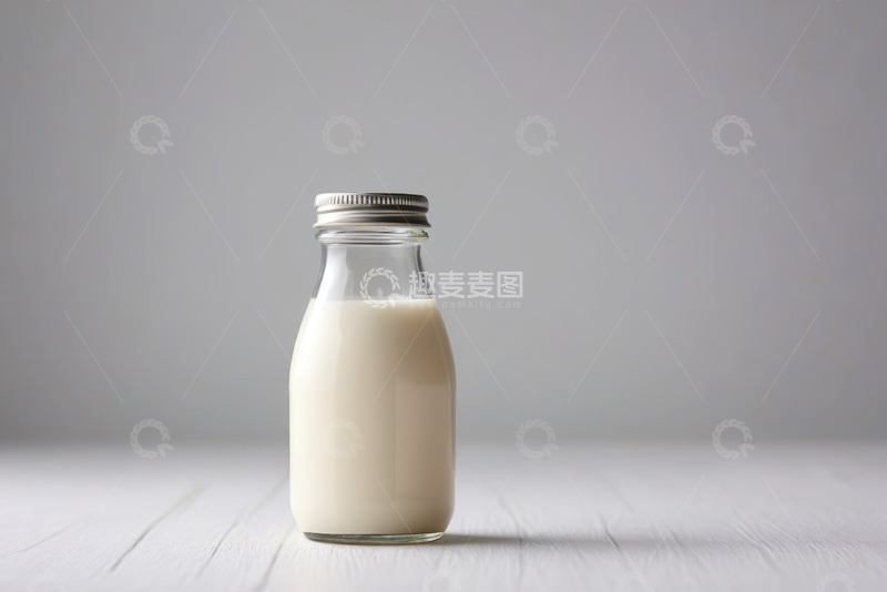 高清大图下载【趣麦麦图】玻璃瓶内的白色牛奶静物