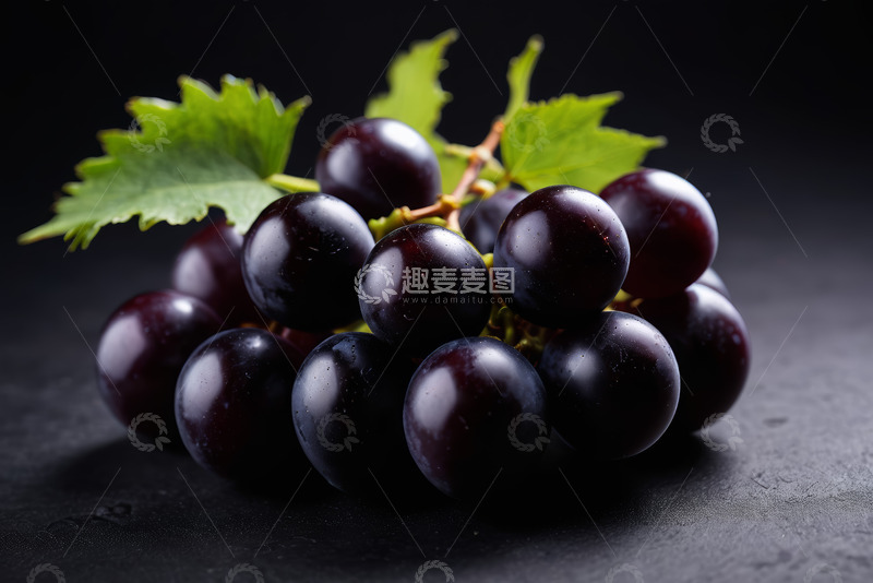 高清大图下载【趣麦麦图】黑底上的新鲜紫葡萄