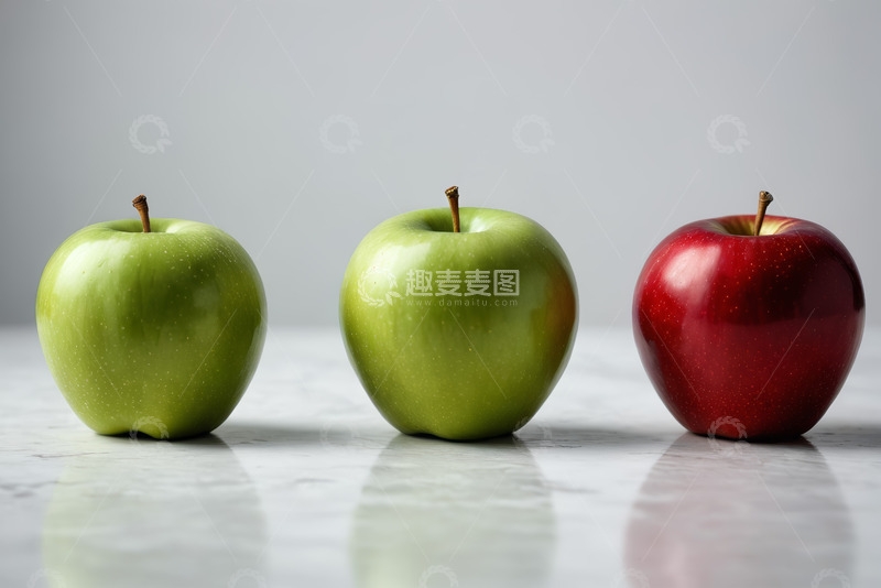 高清大图下载【趣麦麦图】三颗青红苹果摆放在台面上