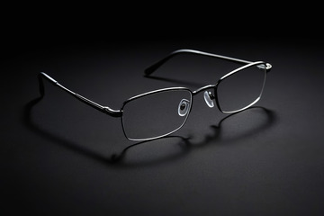 金属框架眼镜特写