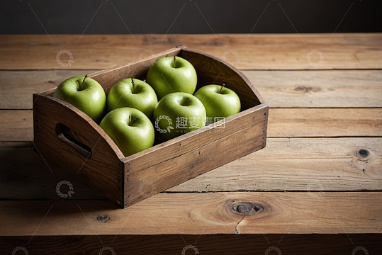 木盒中摆放的绿色苹果