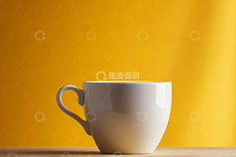 黄色背景前的白色咖啡杯