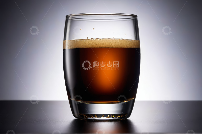 高清大图下载【趣麦麦图】玻璃杯中的棕色饮料特写