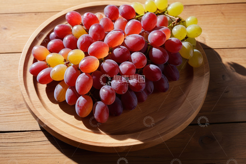高清大图下载【趣麦麦图】木盘上摆放的多彩葡萄