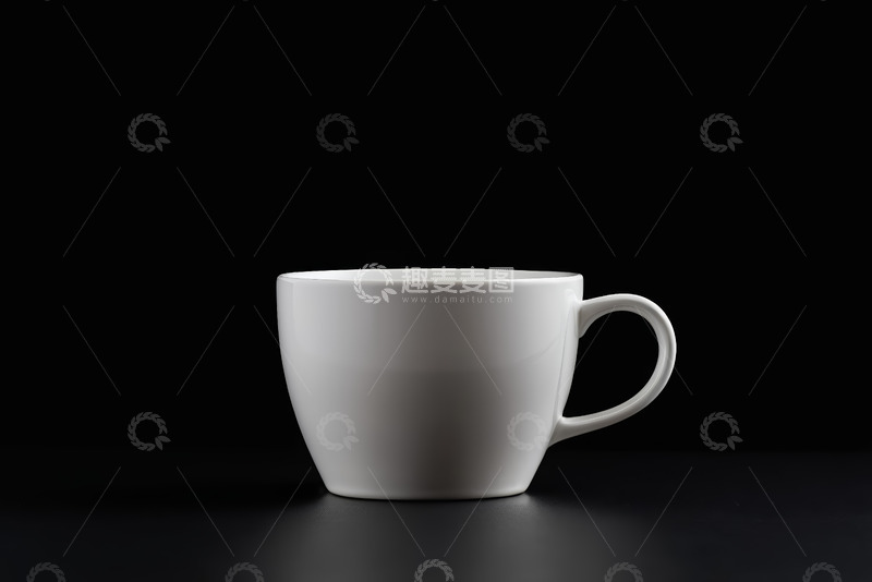 高清大图下载【趣麦麦图】黑色背景下的白色咖啡杯