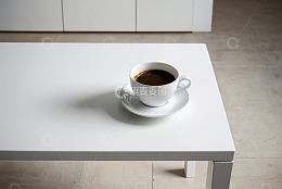 白色桌子上的一杯咖啡