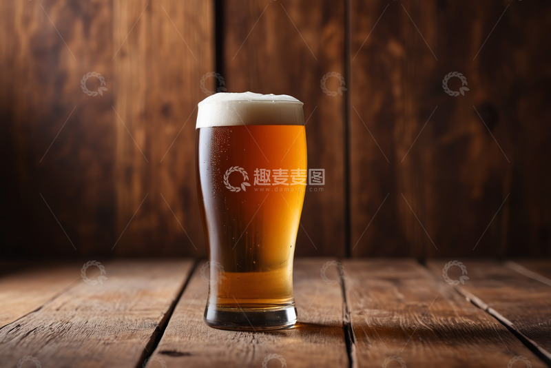 高清大图下载【趣麦麦图】木桌上的一杯泡沫啤酒