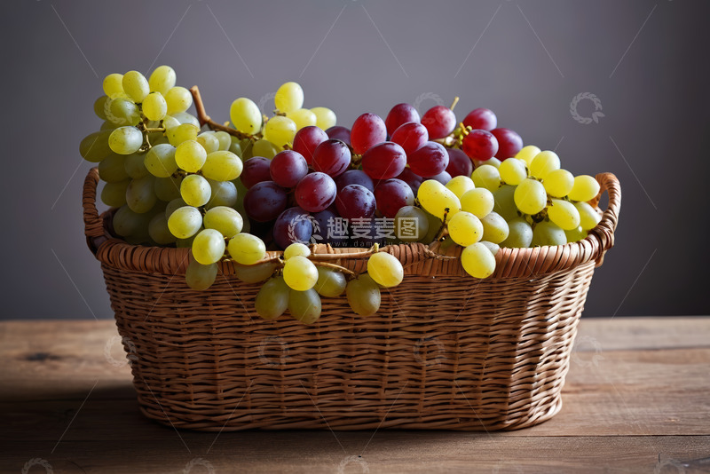 高清大图下载【趣麦麦图】木桌上竹篮装的多彩葡萄