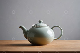 浅色茶壶置于木桌
