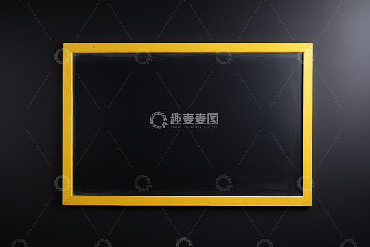 黑色背景上的黄色边框框架