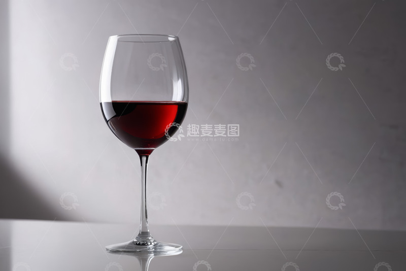 高清大图下载【趣麦麦图】装着红酒的高脚杯静物