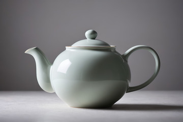 浅绿色陶瓷茶壶特写