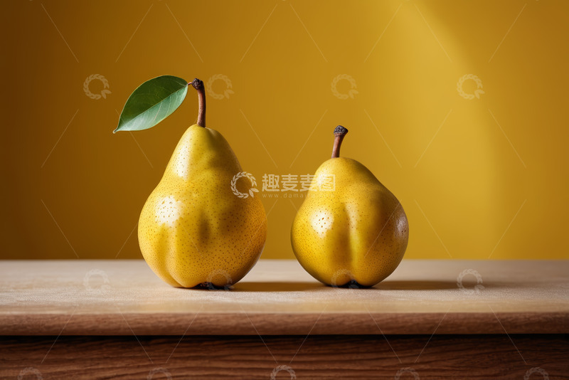 高清大图下载【趣麦麦图】木桌上摆放的两个黄梨