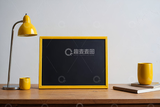 黄框黑板配黄色摆件的桌面