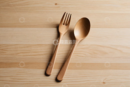 木质餐具摆放在木桌上