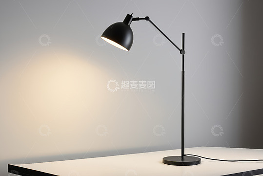黑色台灯置于白色桌面