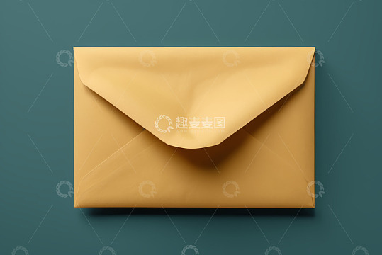 纯色背景上的黄色信封