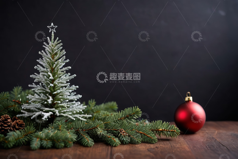 高清大图下载【趣麦麦图】圣诞装饰小树与红色球摆件