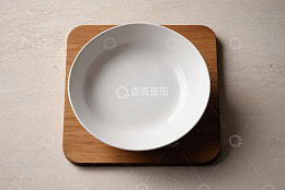 木质餐垫上的白色空碗