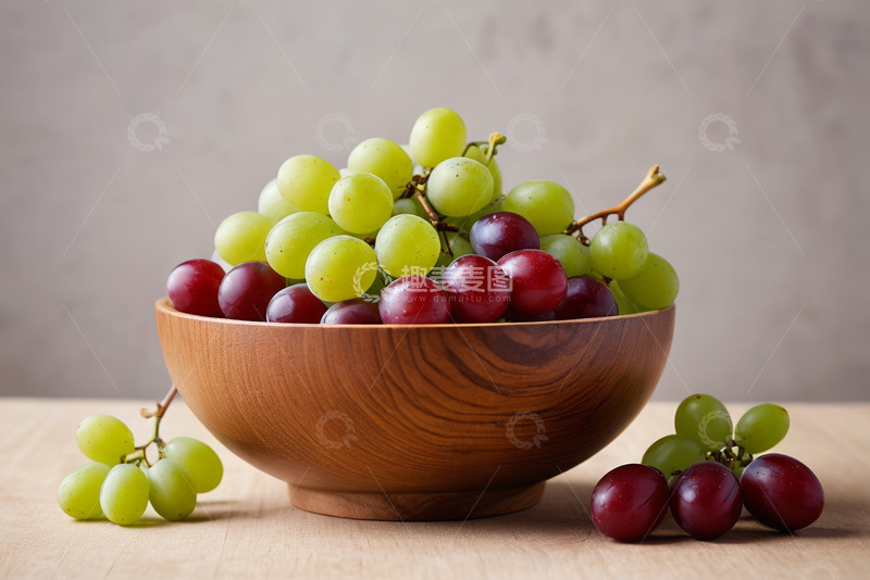 高清大图下载【趣麦麦图】木碗中摆放的红绿葡萄