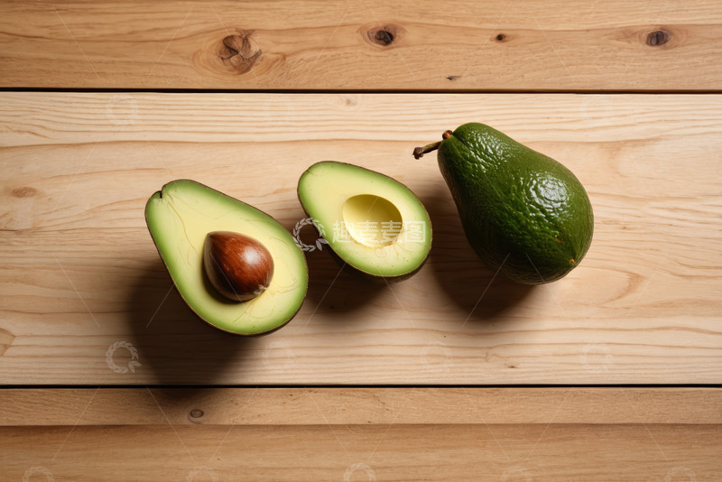 高清大图下载【趣麦麦图】木质桌面上摆放的牛油果