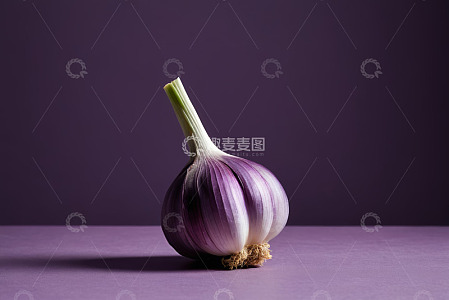 紫色背景上的新鲜大蒜