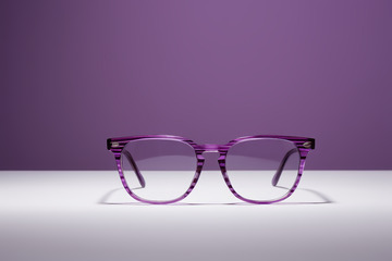 紫色时尚眼镜特写
